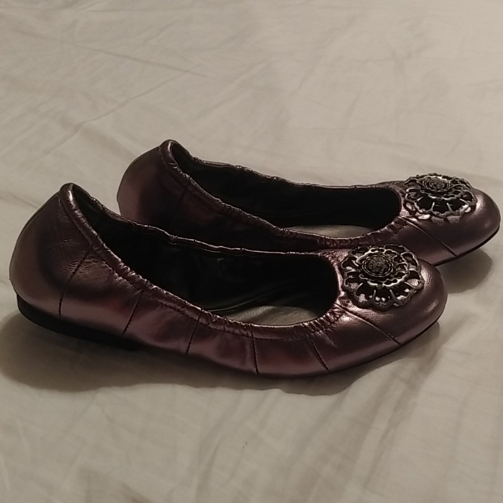 New! Tahari Vanna Ladies Size 7 Rose Gold Flats